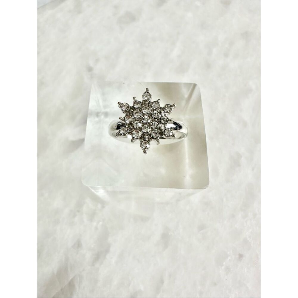 Rhinestone snowflake ring size 7 ￼